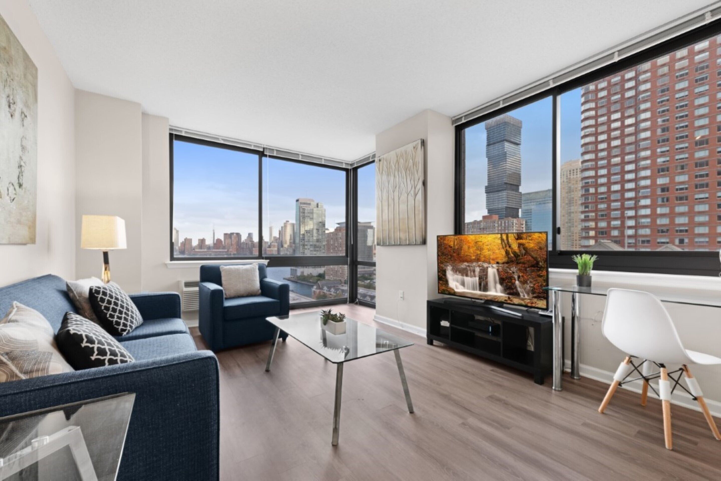 Deluxe-Apartment, 2 Schlafzimmer, Flussblick | Wohnzimmer | Flachbildfernseher