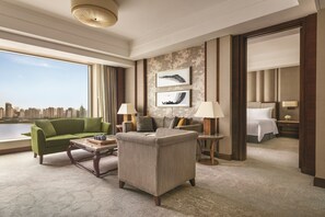 Suite Eksekutif, 1 Tempat Tidur King, pemandangan sungai | Isi minibar gratis, brankas, dan didekorasi berbeda-beda