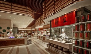 Daily buffet breakfast (CNY 138 per person)