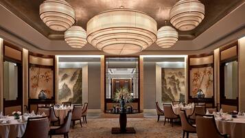 2 restaurants; breakfast, lunch and dinner served