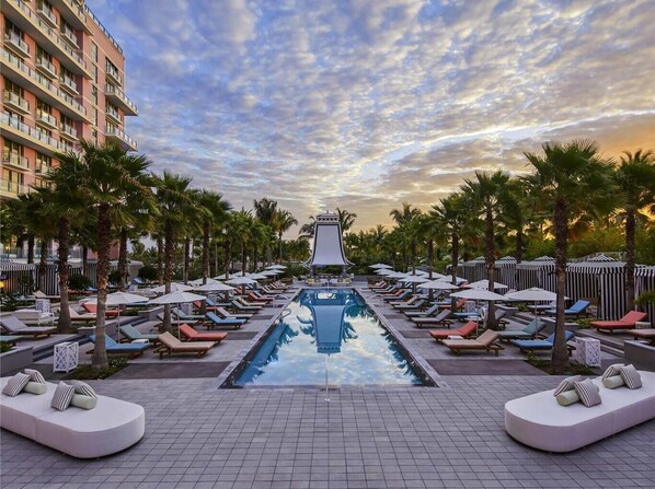 Outdoor pool - SLS LUX at Baha Mar (Nassau)