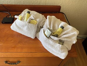 Duschwanne, kostenlose Toilettenartikel, Handtücher, Seife