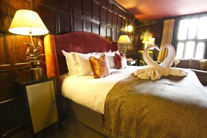 Ropa de cama de alta calidad y caja de seguridad en la habitación 