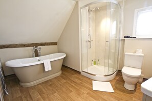 Combined shower/bathtub, designer toiletries, hair dryer, towels