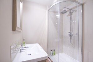 Double Room (Small) | Bathroom | Combined shower/tub, designer toiletries, hair dryer, towels