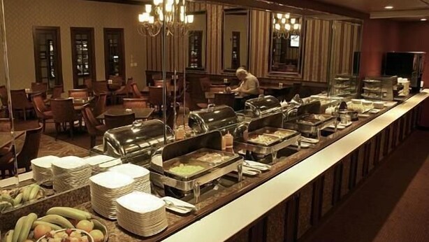 Een buffet met verschillende gerechten en bestek.