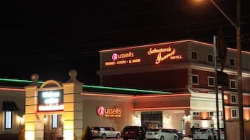 Fachada da propriedade à noite