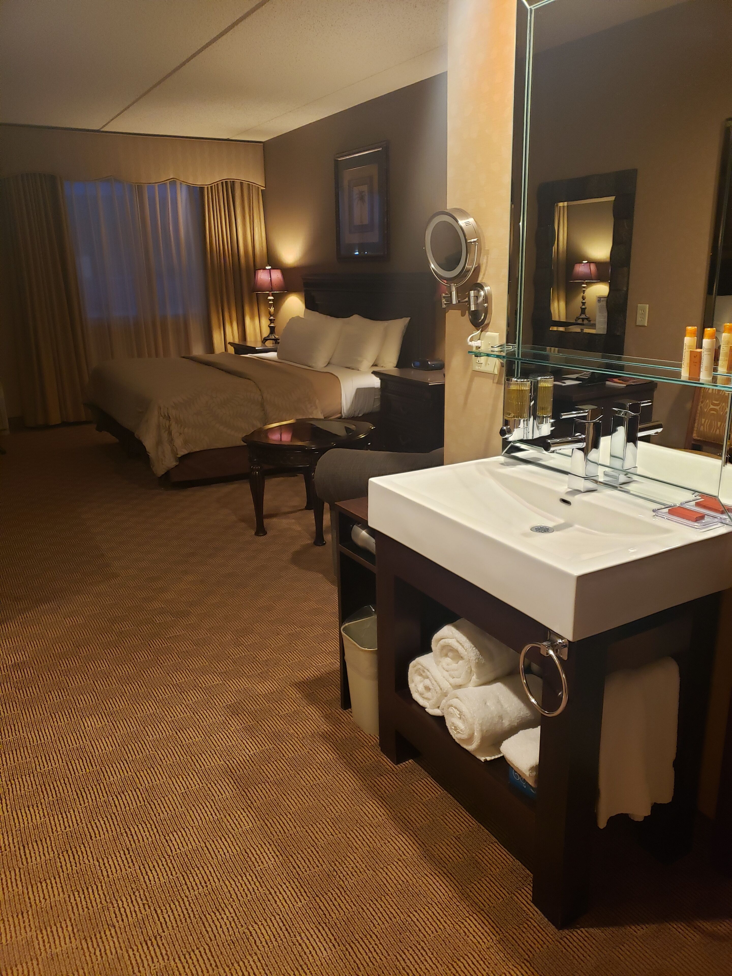 standard room, 1 king bed, non smoking | in-room safe, desk, laptop workspace, soundproofing