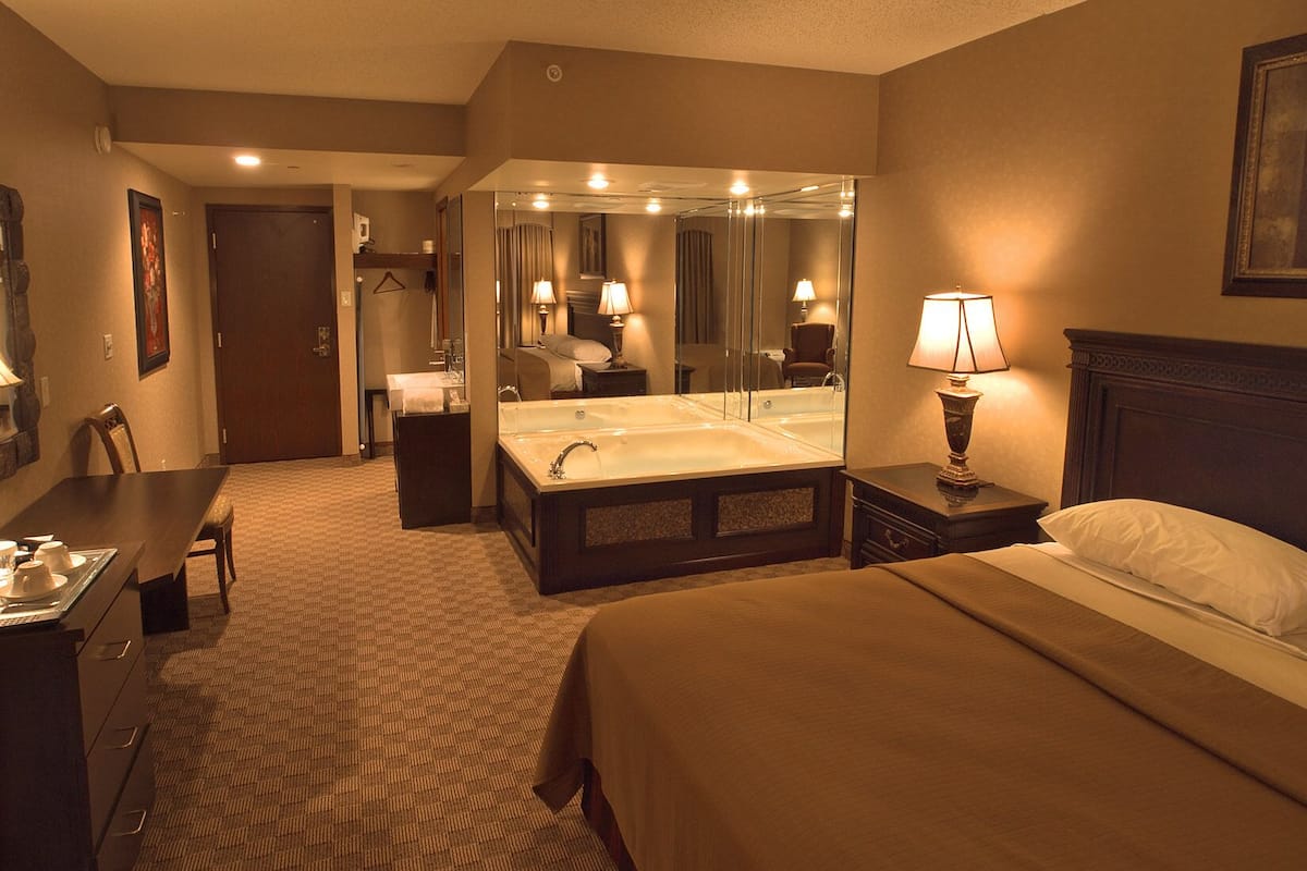 deluxe room, 1 king bed, non smoking (whirlpool tub) | in-room safe, desk, laptop workspace, soundproofing