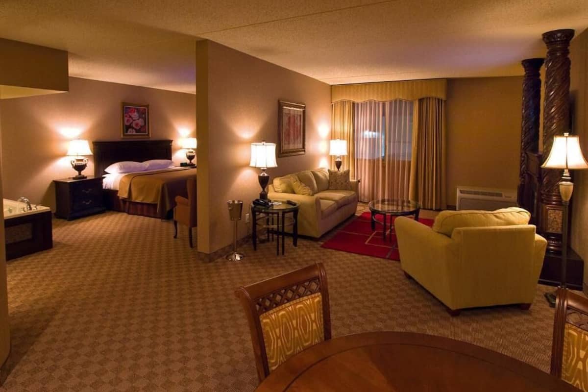 Royal Suite, 1 King Bed, Non-Smoking | Zimmersafe, Schreibtisch, laptopgeeigneter Arbeitsplatz