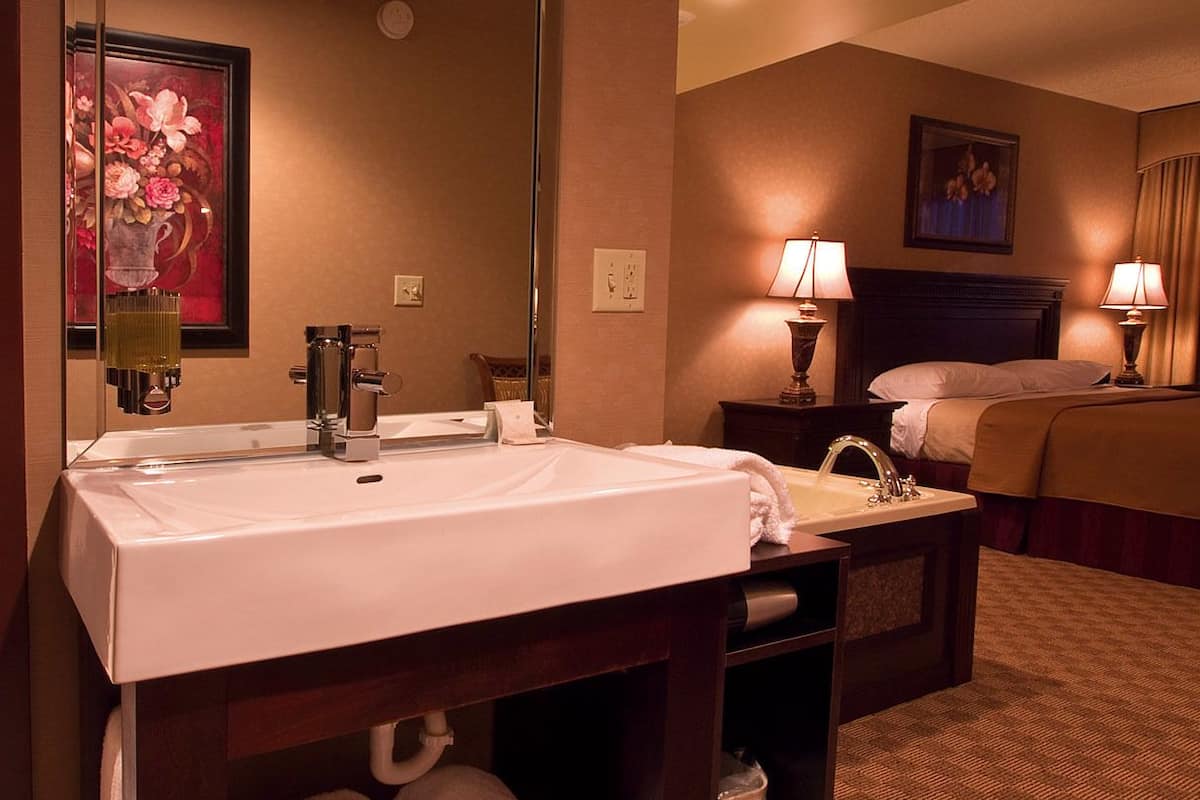 deluxe room, 1 king bed, non smoking (whirlpool tub) | in-room safe, desk, laptop workspace, soundproofing