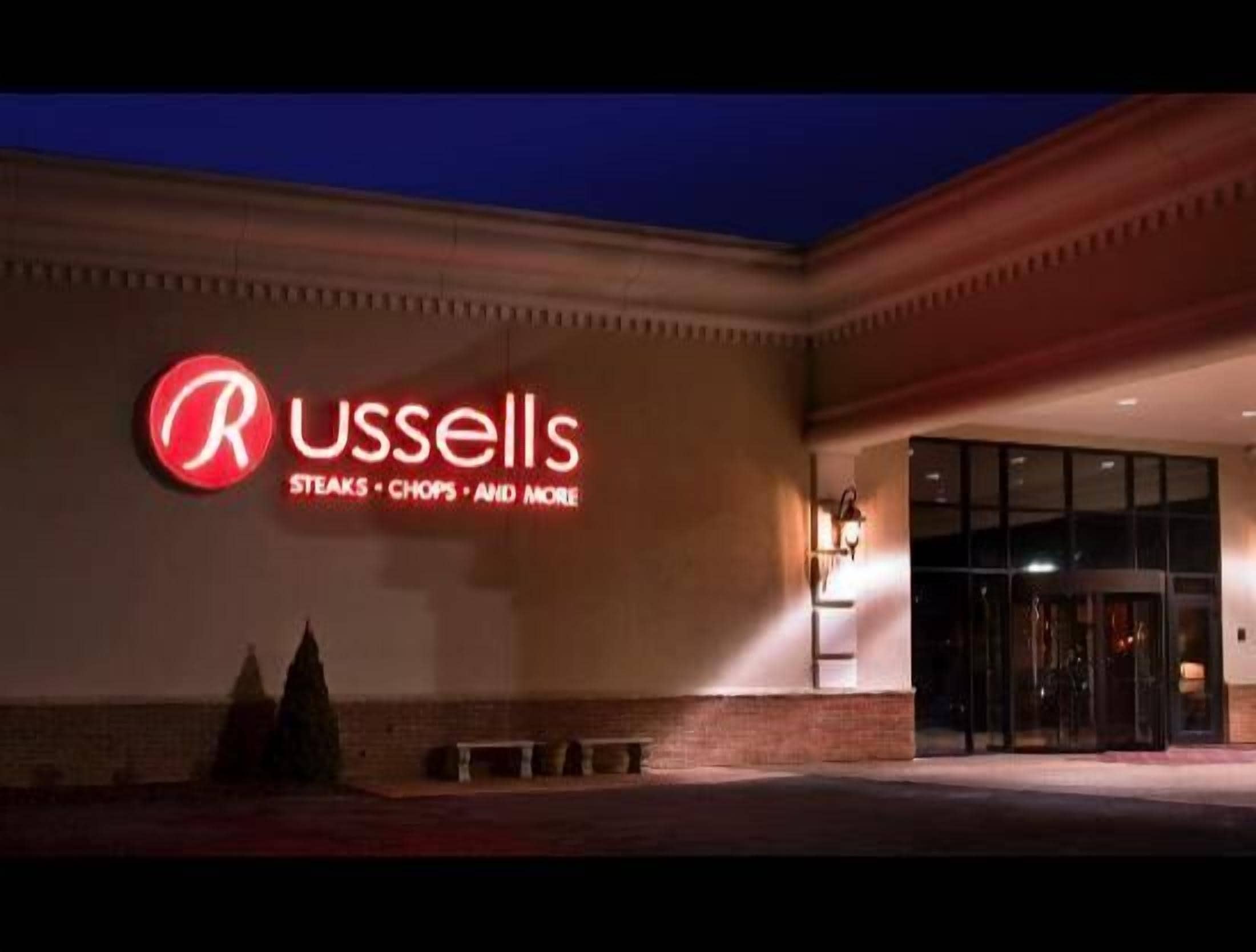 Fachada de la propiedad por la tarde o noche