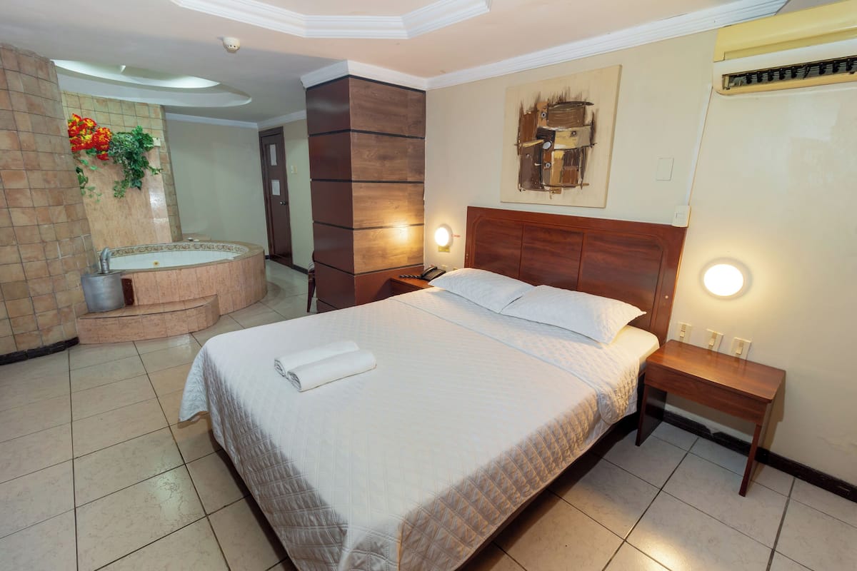 Premium Suite, 1 King Bed, Jetted Tub