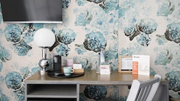 Habitación individual, 1 cama individual (Small Room) | Área de sala de estar | Smart TV de 43 pulgadas con canales por cable