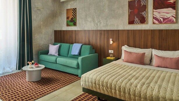 套房, 简易厨房, 城市景观 (Large Studio with Sofa Bed) | 高档床上用品、记忆海绵床垫、客房内保险箱、办公桌