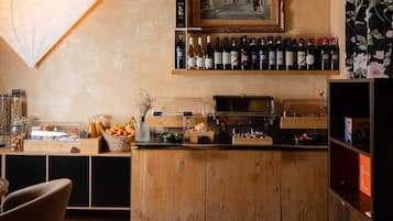 Café da manhã com buffet todos os dias (EUR 18 por pessoa)