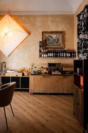 Tägliches Frühstücksbuffet (18 EUR pro Person)