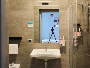 Kamar Single, 1 Tempat Tidur Twin (Small Room) | Kamar mandi | Shower, pancuran hujan,  dan perlengkapan mandi desainer