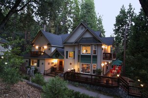 Fachada de la propiedad por la tarde o noche