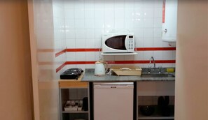 Réfrigérateur, four à micro-ondes, surface de cuisson