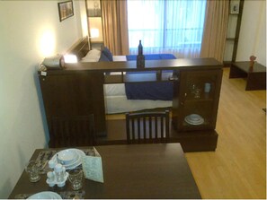 Studio | Essbereich im Zimmer