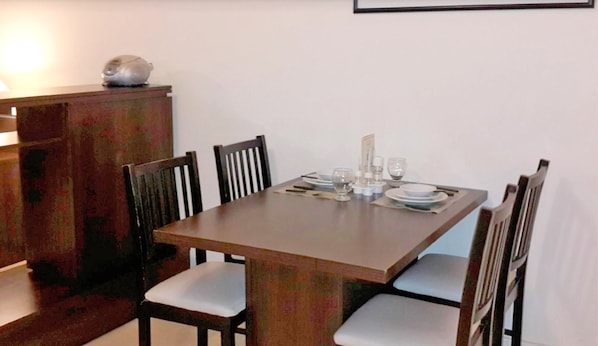 Repas dans la chambre