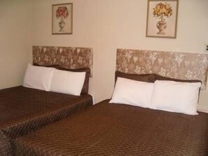 Desk, iron/ironing board, free WiFi - Noretta Motel (Stratford)