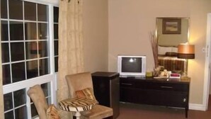 Queen Room | Desk, iron/ironing board, WiFi (free) - Noretta Motel (Stratford)