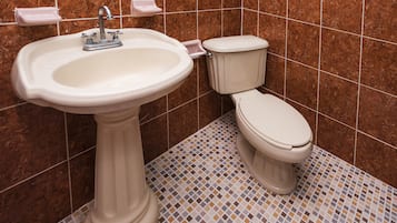 Habitación familiar | Baño | Regadera, amenidades de baño gratuitas, secadora de cabello, toallas