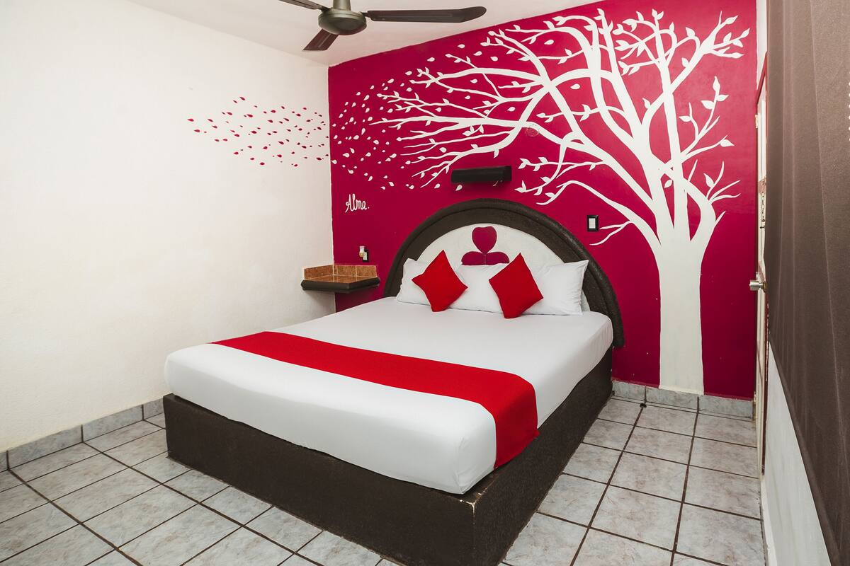 Habitación superior | Tabla de planchar con plancha, wifi gratis y ropa de cama