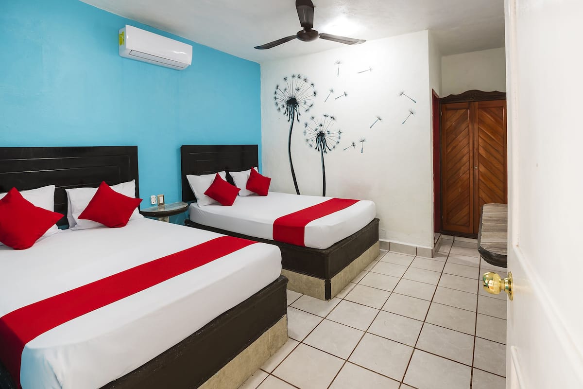 Habitación estándar, 2 camas matrimoniales | Tabla de planchar con plancha, wifi gratis y ropa de cama