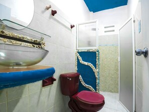 Quarto standard | Banheiro | Chuveiro, produtos de toalete grátis