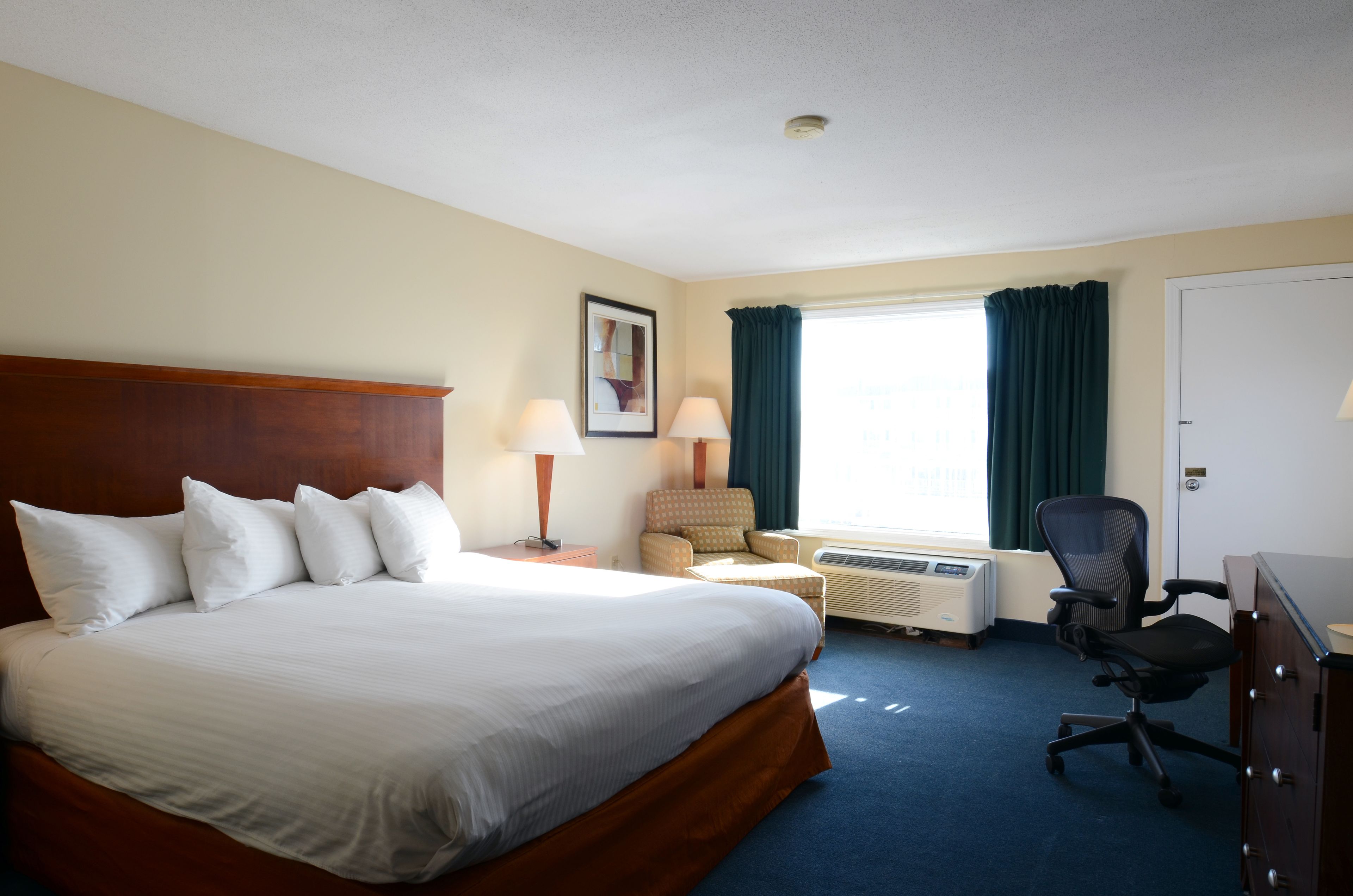 standard room, 1 king bed, non smoking, partial ocean view | blackout curtains, free cots/infant beds, free rollaway beds, free wifi