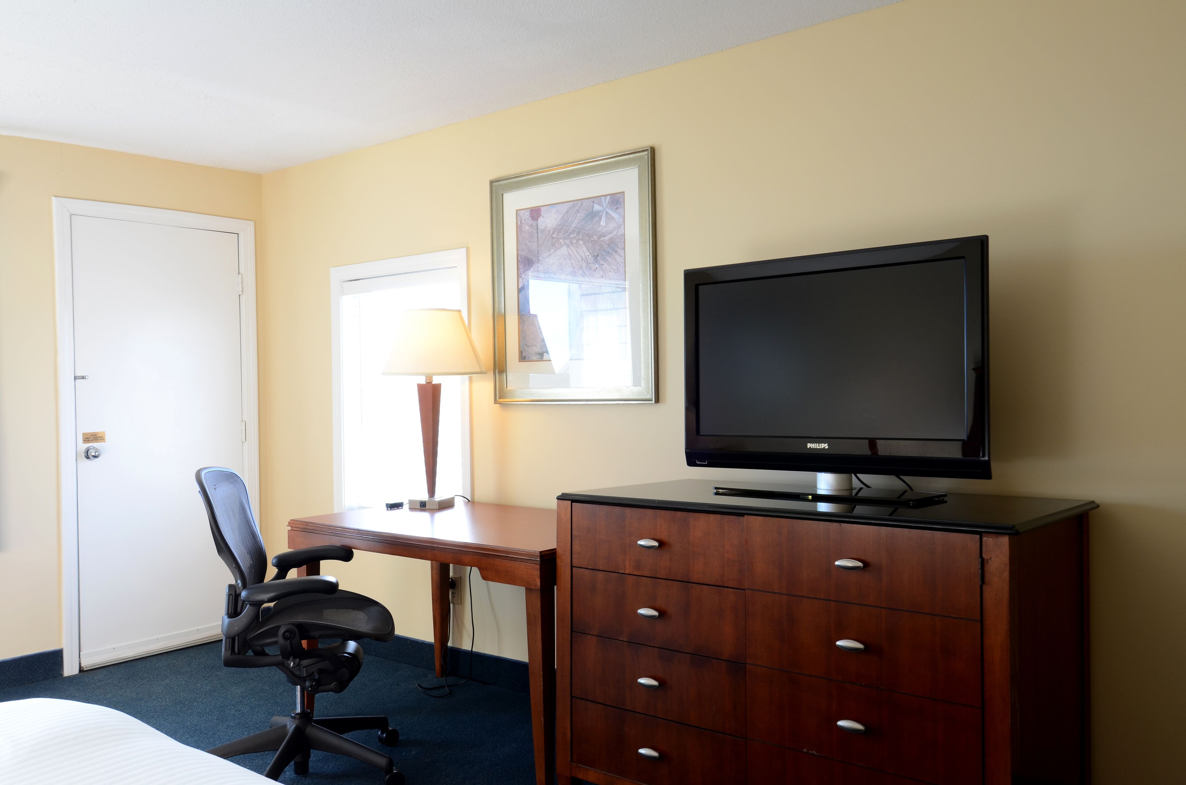 standard room, 1 king bed, non smoking, partial ocean view | room amenity