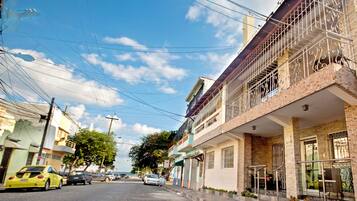 Vista frontal de la propiedad