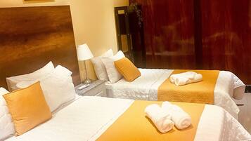 Habitación doble estándar, 1 habitación | Minibar, caja de seguridad en la habitación y escritorio