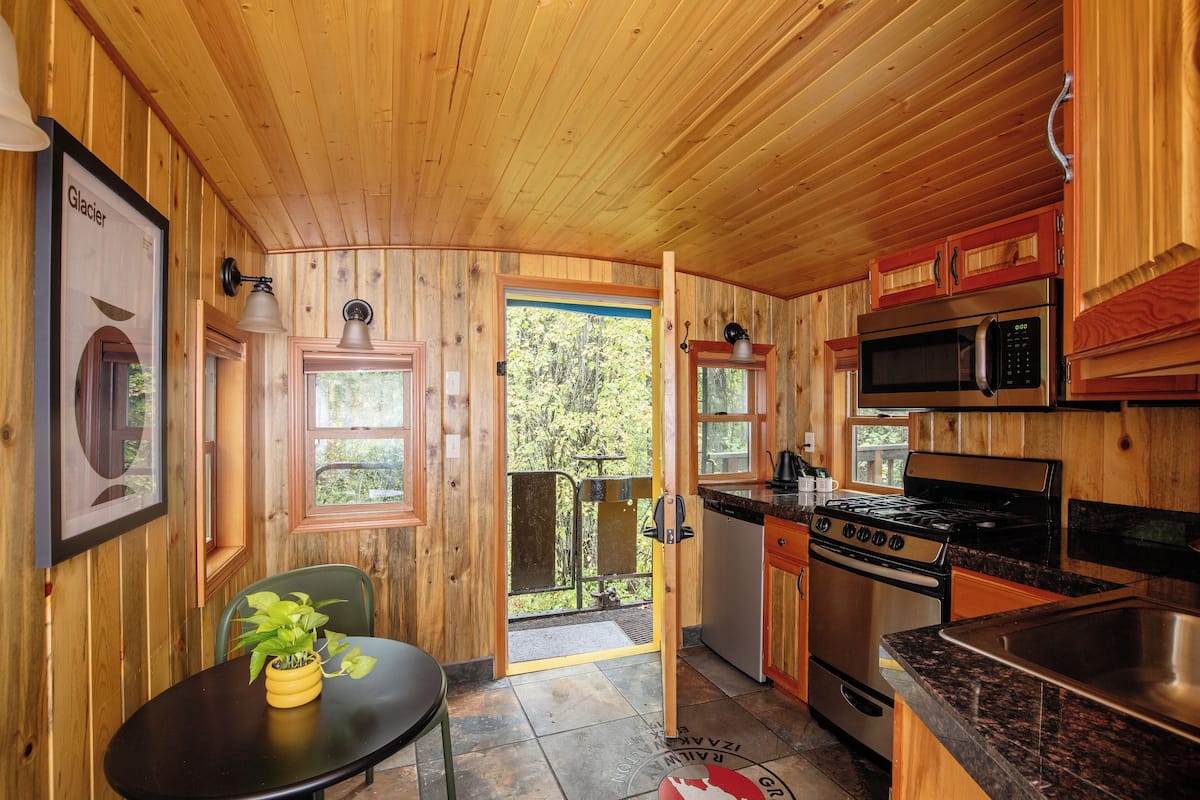 deluxe room, multiple beds | private kitchen | microwave