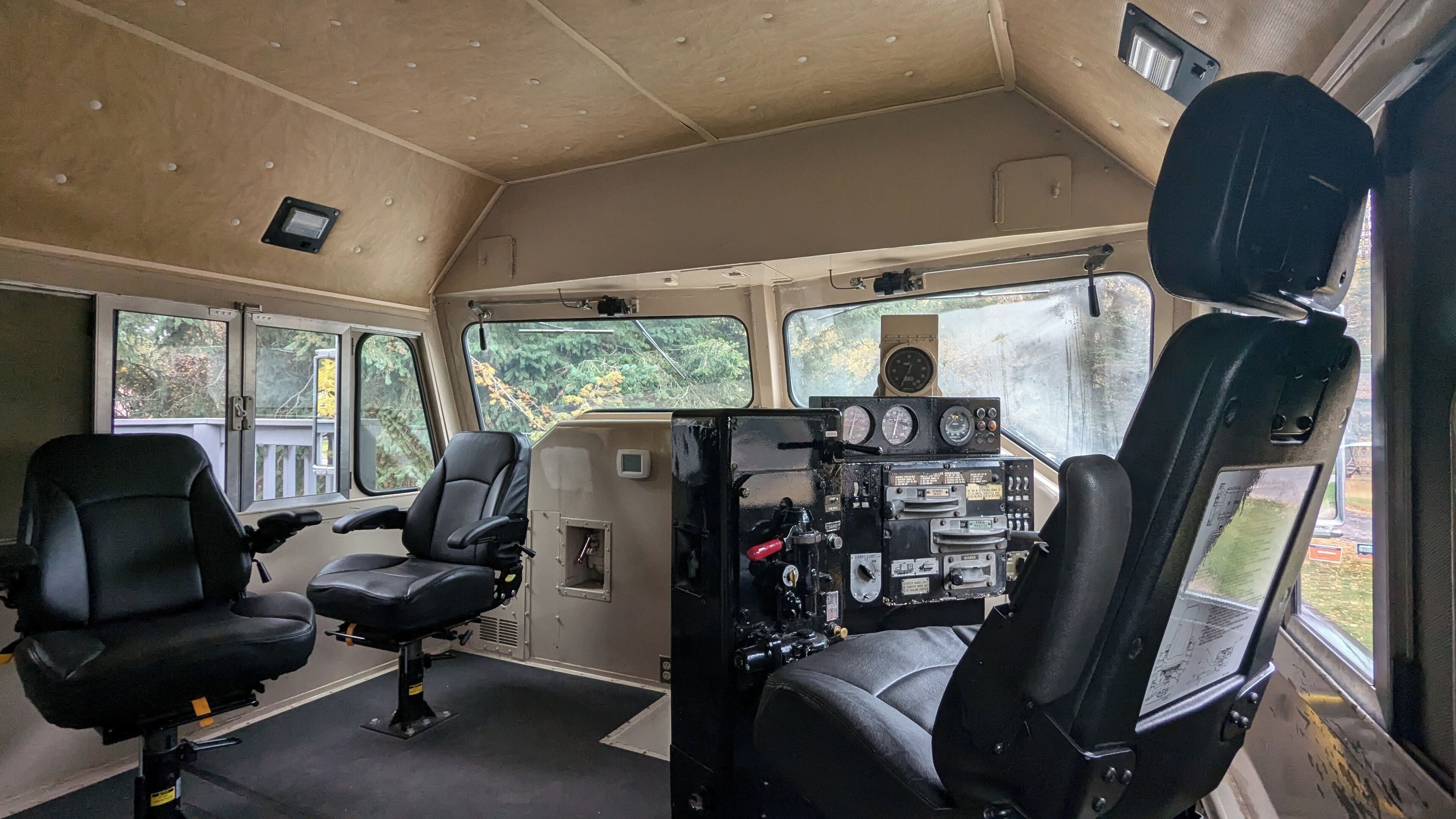 deluxe room, 1 king bed with sofa bed (great northern locomotive) | living area | books