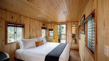 Habitación Deluxe, varias camas | Tabla de planchar con plancha, wifi gratis y ropa de cama