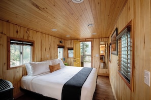 Deluxe Room, Multiple Beds | Iron/ironing board, free WiFi, bed sheets - LOGE Glacier (Essex)