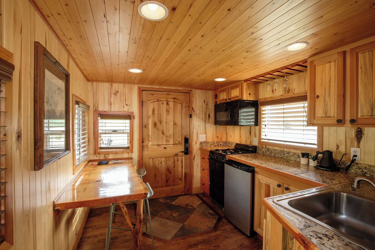 deluxe room, multiple beds | private kitchen | microwave