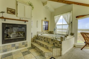Romantic Room, 1 King Bed, Bathtub, River View | Deep-soaking bathtub