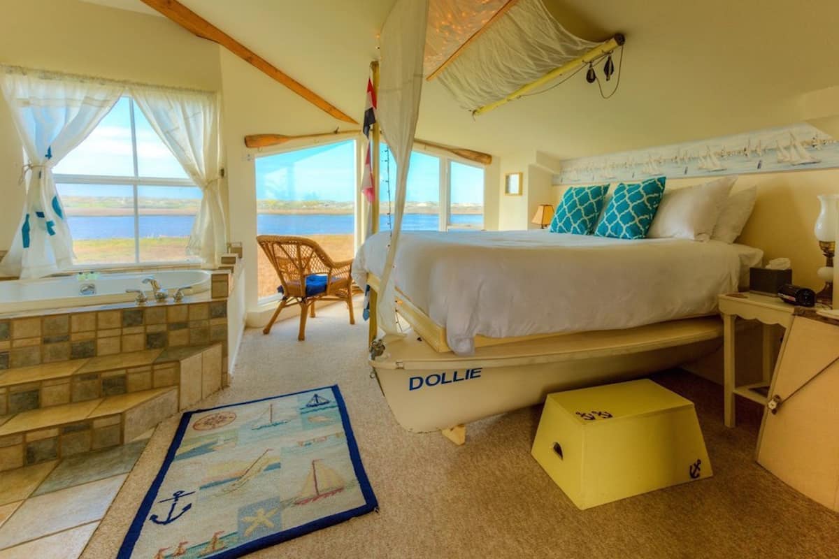 Habitación romántica, 1 cama King size, tina, vista al río | Ropa de cama de alta calidad y decoración personalizada