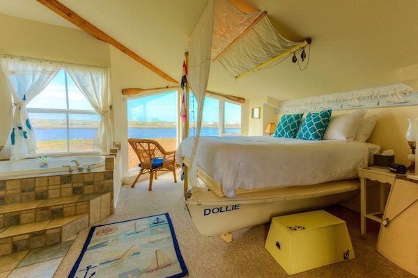 Quarto romântico, 1 cama King, banheira, vista para o rio | Roupas de cama premium, individualmente decorados