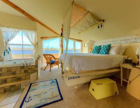 Romantic Room, 1 King Bed, Bathtub, River View. Captain's Inn at Moss Landing