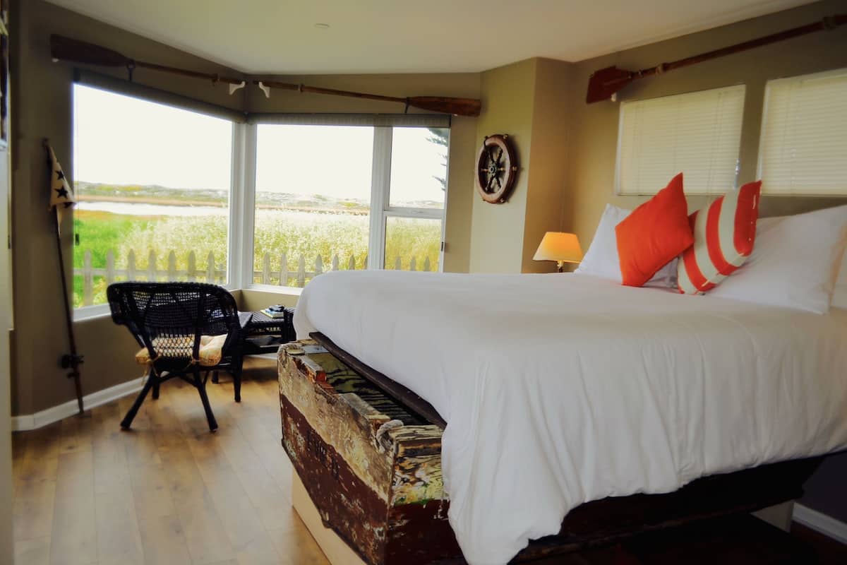 Habitación romántica, 1 cama Queen size, chimenea, vista al río | Ropa de cama de alta calidad y decoración personalizada