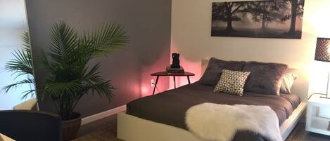 Suite | 1 bedroom, desk, iron/ironing board, free WiFi