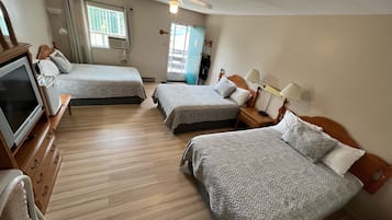 Economy-Dreibettzimmer | Schreibtisch, laptopgeeigneter Arbeitsplatz, Bügeleisen/Bügelbrett