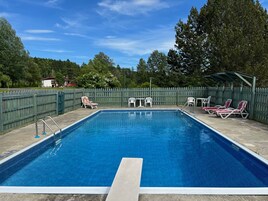 Una piscina al aire libre de temporada