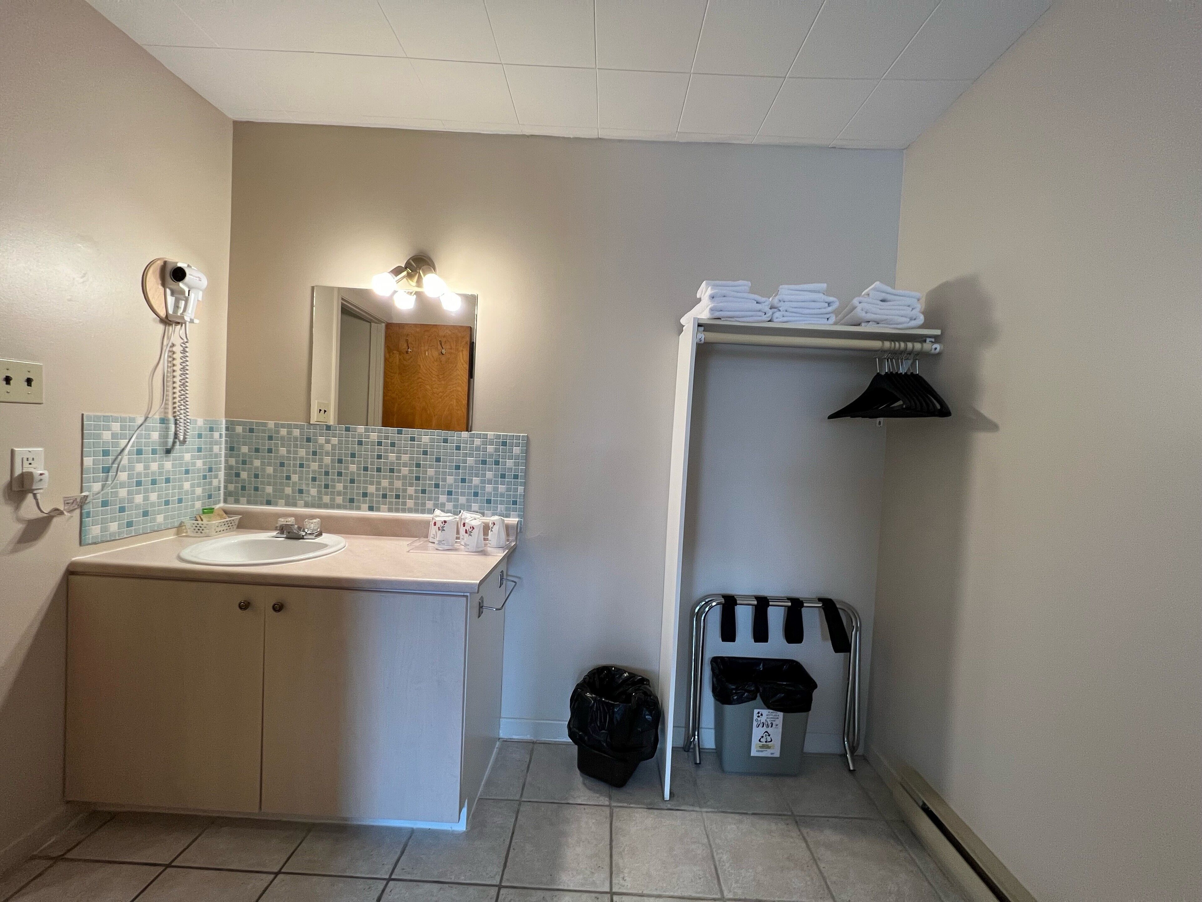 Economy Triple Room | Bathroom